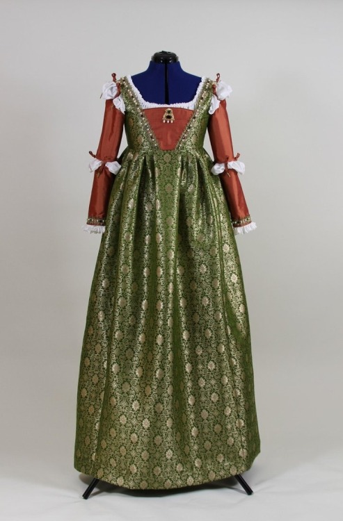 Reconstruction of a 1490s Italian dress.Inspired by a 1494 painting of  Lucrezia Borgia 