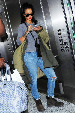 rihannanavyhn:  Rihanna at LAX airport in