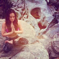 bendyjenny: Write it on your heart that every day is the best day in the year. #yoga #yogini #yogalove #heartrock #parenttrap #feeltheyogahigh #yogaeverwhere #yogaeverydamnday #instaomcrew #instayoga #lotus #padmasana #