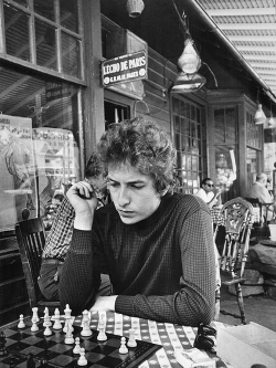 babeimgonnaleaveu:   Bob Dylan playing chess