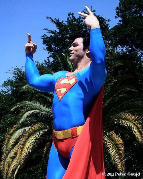 monkeyofsteel:  When I’m flexing and a group of people yell out for Supermans attention. ✌S✌