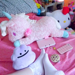 squeakycleancupcake:  Hiding in my room with my games and stuffies today. ☔️💕✨
