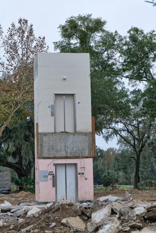 abandonedandurbex:Elevator standing alone, but strong [3979x5947]