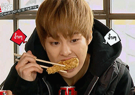 minsoakedme:Xiumin eating well ♡Bonus: I don’t think he enjoyed it…