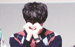 sandeol:  channie making different hearts （●´∀｀）ノ♡ 