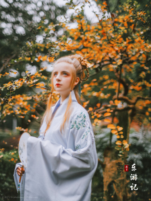 fuckyeahchinesefashion:Traditional Chinese Hanfu       Model-李霞尼卡Photography-疯子Charle