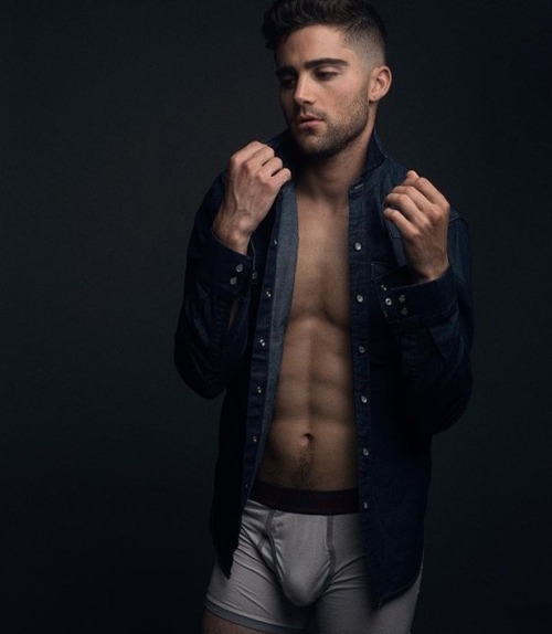 itsalekz:Max Ehrich adult photos