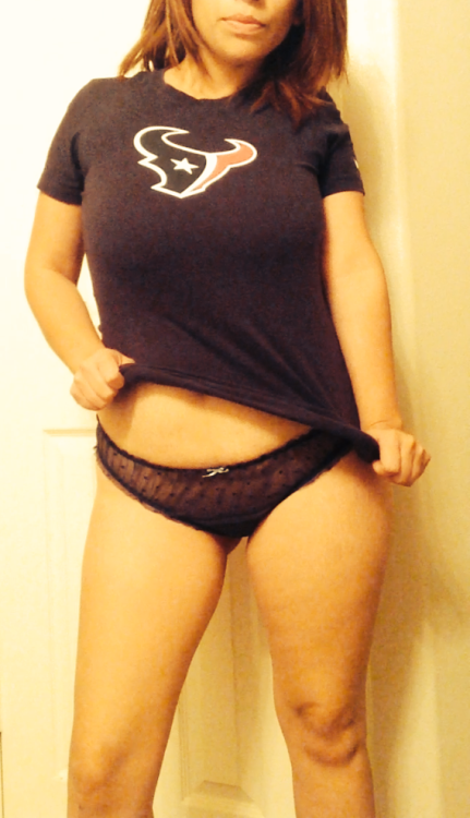sweetparadise26:  sweetparadise26:  for all my Texans fans as requested 🏈😁👌👋🙌 (forgive my hair & makeup it’ll be a game day spent in bed for me) #selfie 💋  in honor of the win today 💋#reblog #selfie 