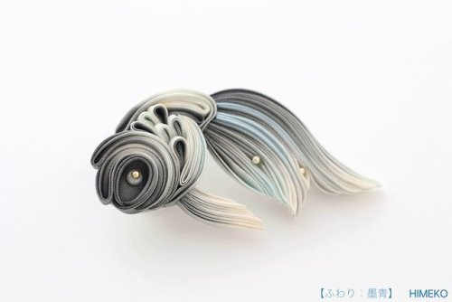 Goldfishes tsumami brooches, by Himeko. I don’t know much about fishes species but here are the insp