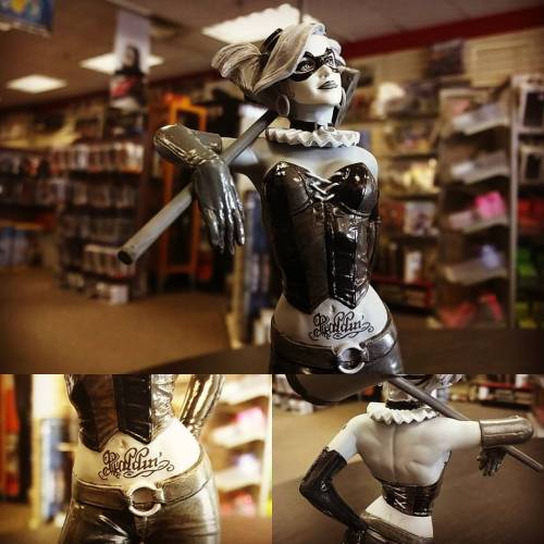 Harley chillin’ at the shop. New b&w statue from DC. #harleyquinn #heroesworld