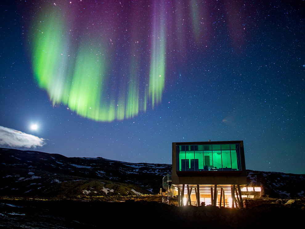 coolthingoftheday:  TOP TEN COOLEST BARS IN THE WORLD1. Northern Lights Bar - Iceland2.