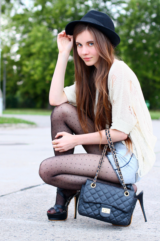 tightsobsession:  Polka dot pantyhose with shorts and heels.