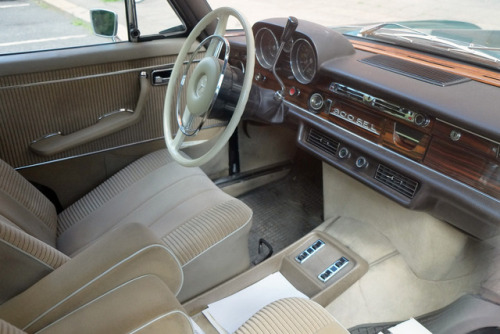 1969 Mercedes-Benz 300 SEL 3.5 (W109). Very unusual color combination on this W109 – but even more b