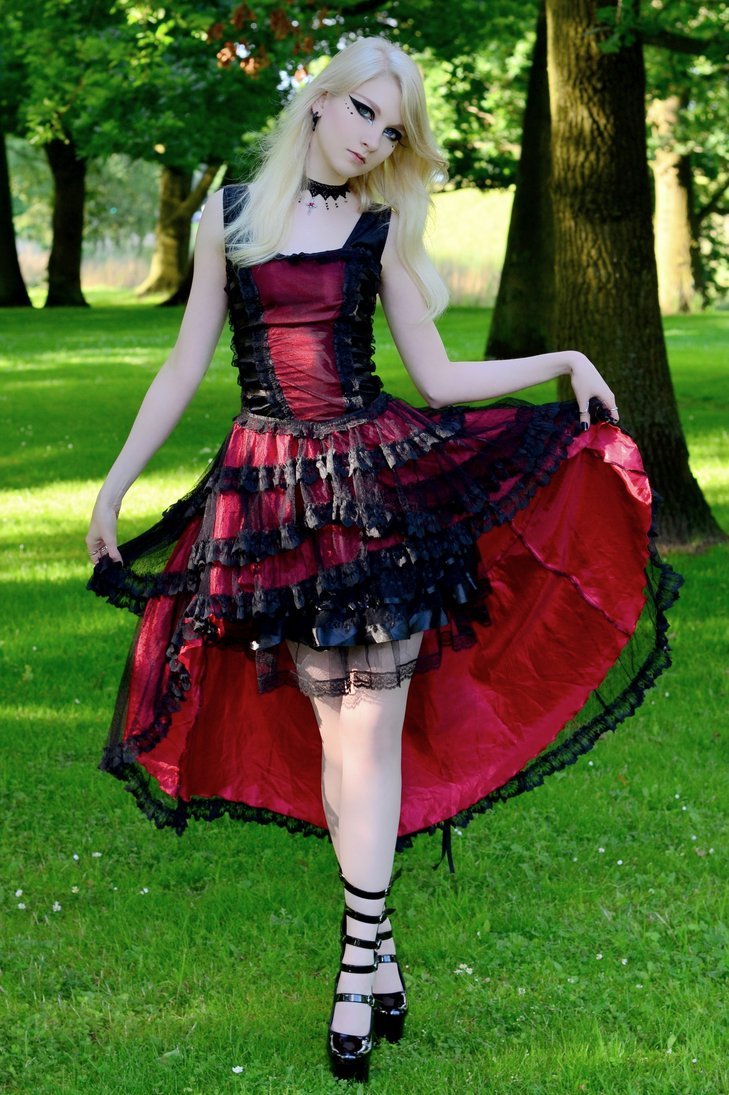 gothicandamazing:  Model: Maria AmandaPhotographer: Mike ThomassenDress: The Gothic