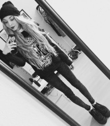 skinandboneswonderland:  She is so perfect. I’d do anything to look like her 😩
