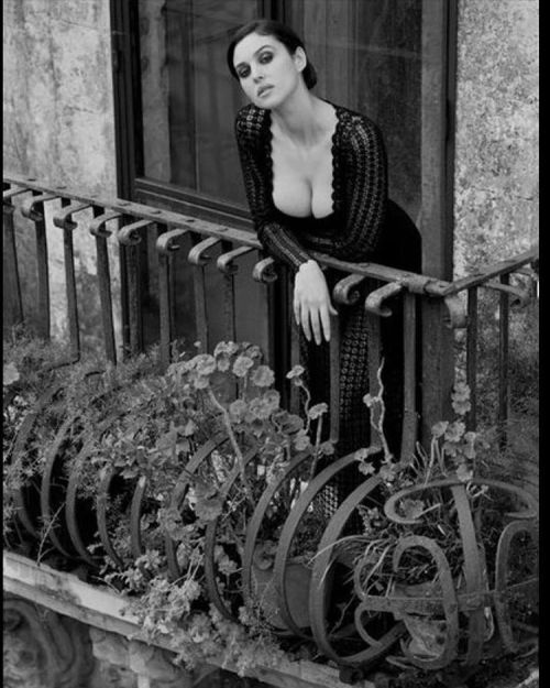 “In the balcony” #photo by Ferdinando Scianna 1997 Monica Bellucci @monicabelluccioffici