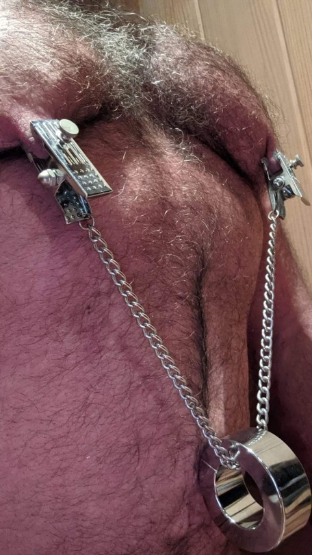 nippelpigdaddy:wolfnipsagain:inkedbeardlover-deactivated2022:Here we go Now more weightConnecting my clamps, so we can straighten out the thing with the weight…….
