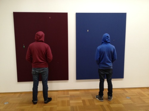 theatreboybrad:supernaturalshakes:basils-kite:   I went to the MCA in Chicago yesterday with my family and my brothers matched these paintings and then this happened.   Accidental performance art: priceless  i love this   i dont see anything particular