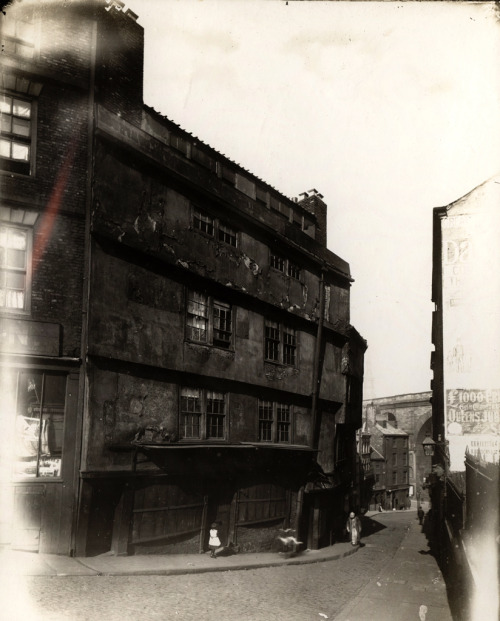 dieselpunkflimflam:onceuponatown:Dickensian squalor of old Newcastle upon Tyne. Between ca. 1880-190