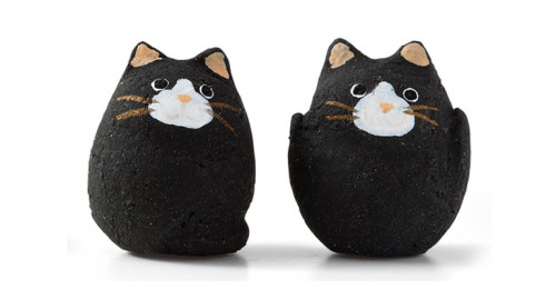 meowoofau:hide and seek cat cookiesDelicious cookies filled with hand crafted cat figurines You&rsqu