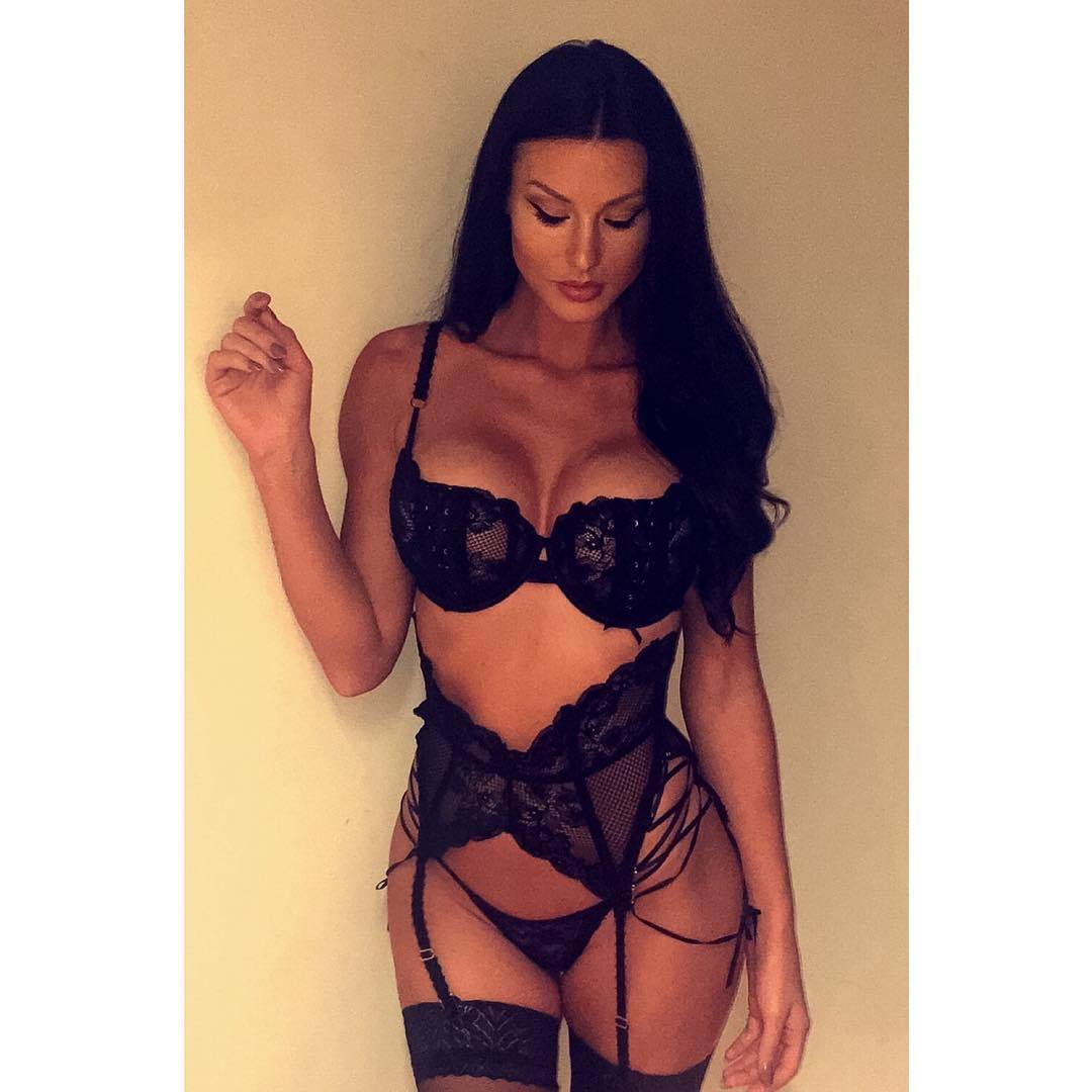 serresnews:  Alice Goodwin is a British legendary glamour model, for more photos