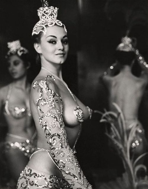 24hoursinthelifeofawoman:Latin Quarter Show Girl, Paris 1950s.Wardrobe goals 