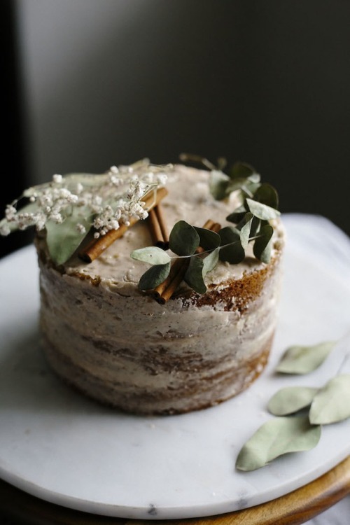 sweetoothgirl:Vegan Vanilla Cake with Chai Spice Icing