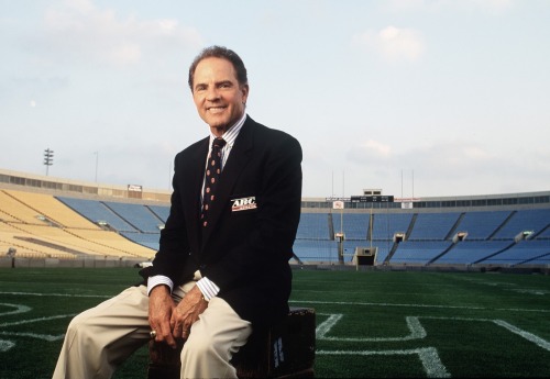 Frank Gifford (1930 – 2015)Physique: Average BuildHeight: 6′1″ (1.85 m)Francis Newton Gifford was an