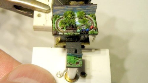a-mini-a-day:This is the world’s tiniest functioning train set.It’s a scaled down replica of the lar