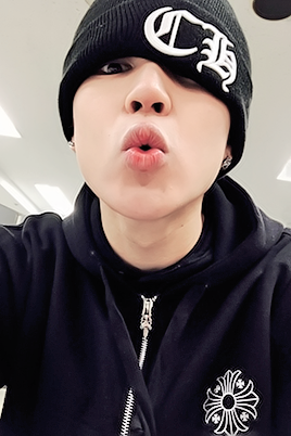 omfgjimin:jimin’s selcas - 섹시한 입술