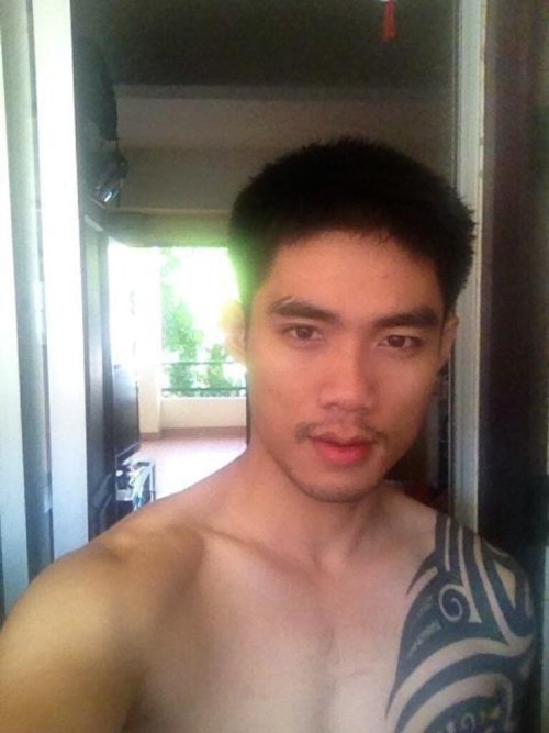 kuaytalk:  maxmensup:  someone give it to me, is it real him?  หนุ่มสักแตก 
