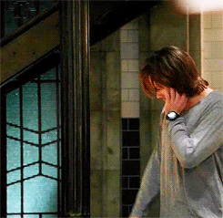 somewhatdorky:  theangelshavetheconfetti:  supernaturalheros:  I wish I could just run my fingers through my hair and it instantly turned fabulous  NO BECAUSE THIS IS GENUINELY HOW HE DOES HIS HAIR HE DOESN’T BRUSH IT HE JUST RUNS HIS FINGERS THROUGH