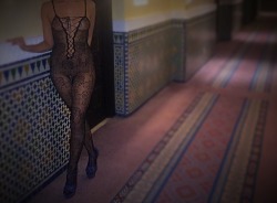 frenchamateurcpl:  Risky picture of my wife at the hotel outside the room Ma femme dans le couloir de l'hôtel Hummm excitant  Hot