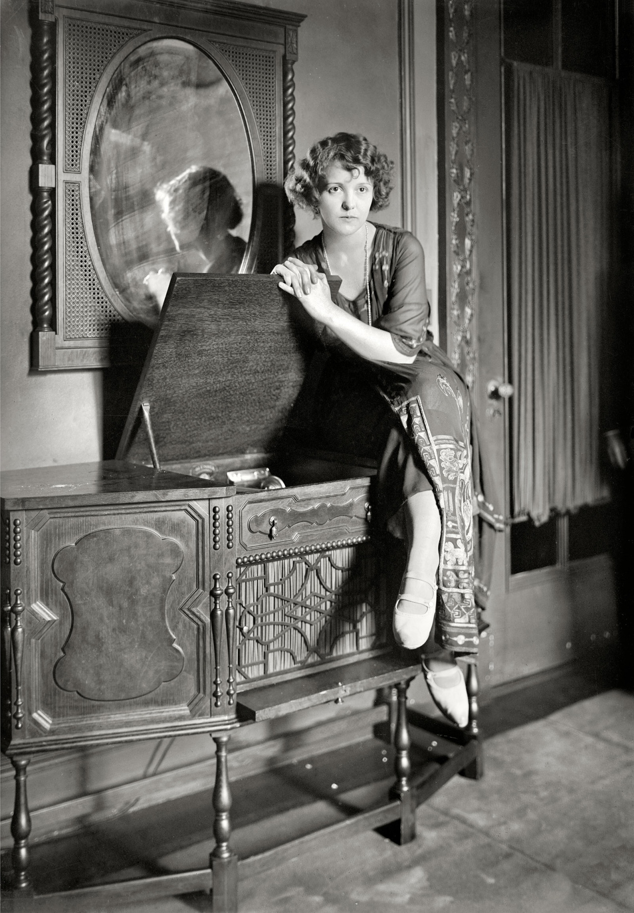 vinylespassion:
“ A lady and her phonograph, New York, circa 1921.
”