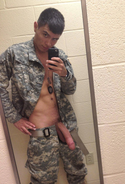 myownprivatelockerroom2:  Soldier selfie