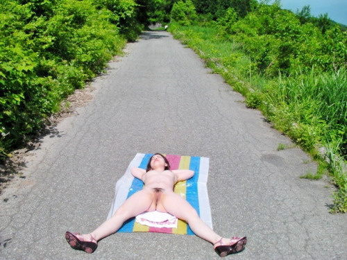 寝てる人がいる風景　白昼の路上