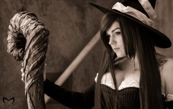 kamikame-cosplay:  Nice shot. DarlingDaniChan as Sorceress