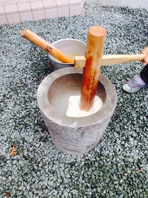 iconomiccc:  Japanese eat rice cake on New Year’s Day traditionally. This is a photo that is making 