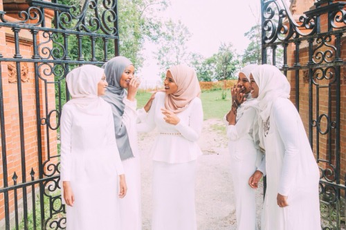 hijabs-and-pins:  My sisters in Islam ❤️❤️❤️ AlHamdullilah! 