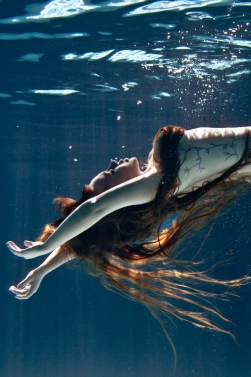 mermaidsirena:  Ambre Saint-Clare a talented Mermaid Performer this week released several new photos from a beautiful photo-shoot she had with Servane Roy Berton, more photos can be seen on her Facebook Page. 