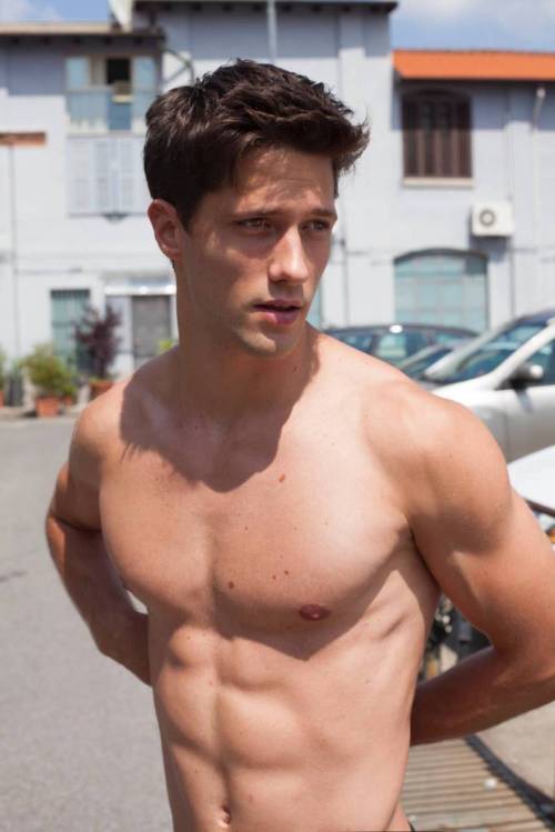 hunkopedia:  Follow Hunk’o’pedia for more hot guys! | Follow my personal blog!