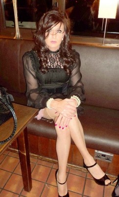 amarriedsissy:  Waiting for a date can make you a little nervous, especially when it’s you first time dressed out in public