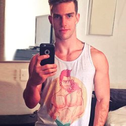 roagui:  @dannysisniggles wearing my @hunteeshirts