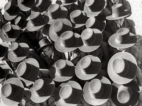 letaobloquista: Boys going to school, Portugal