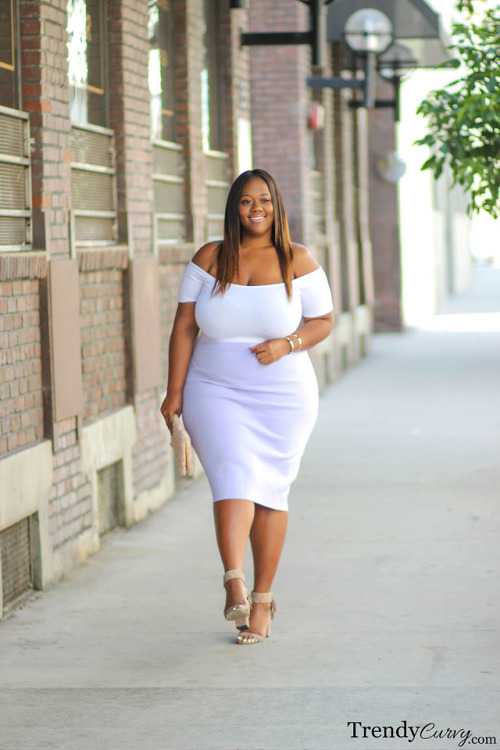 trendycurvy: Lilac Outfit details on TrendyCurvy.com Photographer: Steve Suavemente