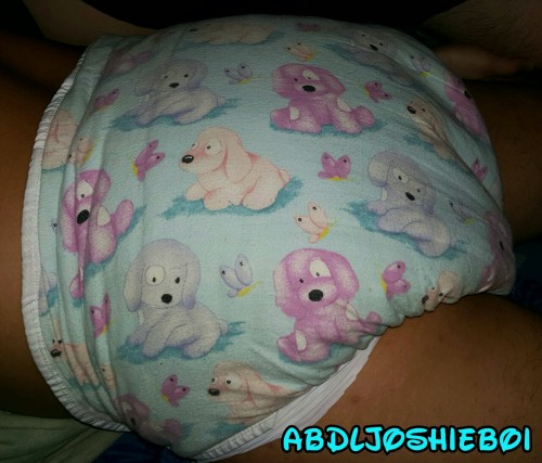 bkid-5:  abdljoshieboi:  thickly padded up… store bought diaper, a stuffer, an m4 and a cloth all layered as one… I may also have wet a bit but my boyfriend said that I’m not allowed to take it off cause it’s not fully used, darn :P  Puppiieeeessssss!!