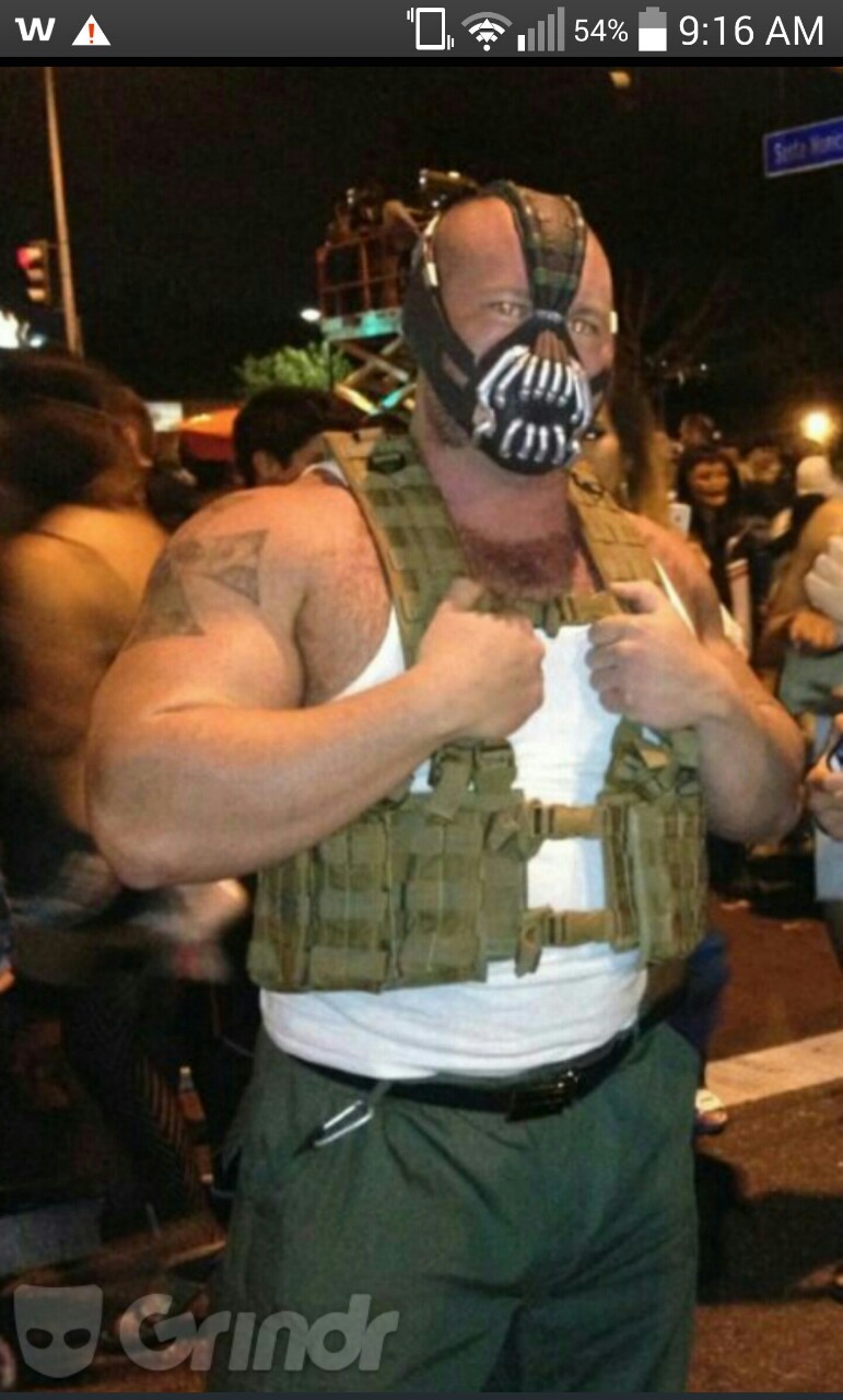 thelockerroom:  Grindr?  You should be on Growlr imo.  How will I be able to stalk