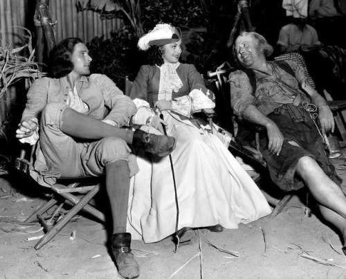 Errol Flynn, Olivia de Havilland and Guy Kibbee during a break onset Captain Blood