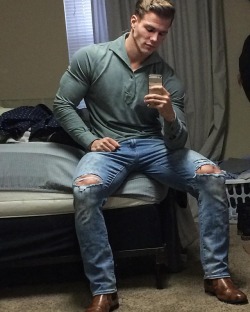 luv2bslappedaround: sirjocktrainer:  Checking in with his man after a hard days work before heading out for the night.  When an Alpha KNOWS that he SLAYS just as much all dressed up….as he does at the GYM…..👑😌💪🏻👑😳🤭🤤🤪 
