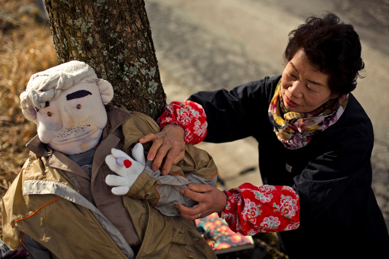 LOS ESPANTAPAJAROS DE NAGORO: Un espantapájaros se sienta en un campo en el pueblo de Nagoro en la isla de Shikoku, en el sur de Japón 24 de febrero de 2015. Tsukimi Ayano hizo su primer espantapájaros hace 13 años. El muñeco de paja de tamaño...